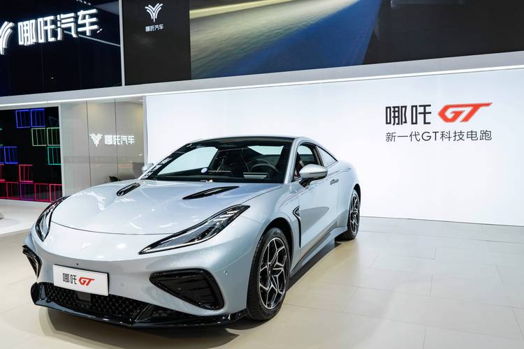 深圳335哪吒汽车在智能汽车领域的表现，领途汽车在新能源汽车市场中的影响力